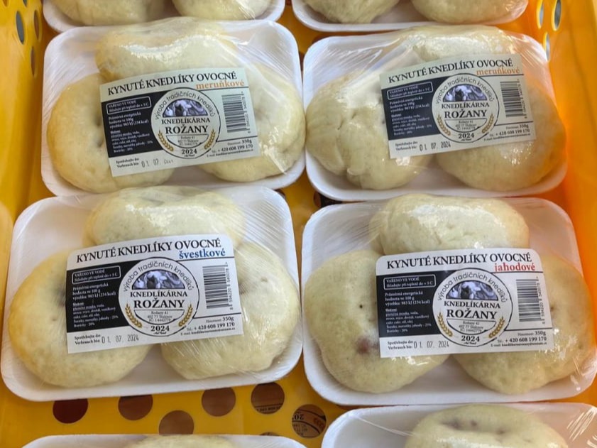 Hefeknödel mit Früchten