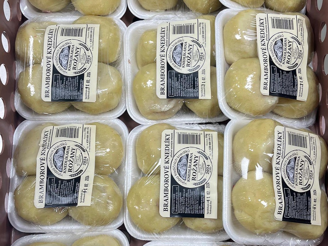 Mit geräuchertem Fleisch gefüllte Kartoffelknödel